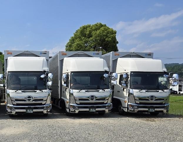 並んだWonder SEALsの4tウィング車